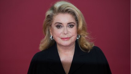 VOICI-PHOTO Catherine Deneuve de retour : elle pose avec un masque sur le visage