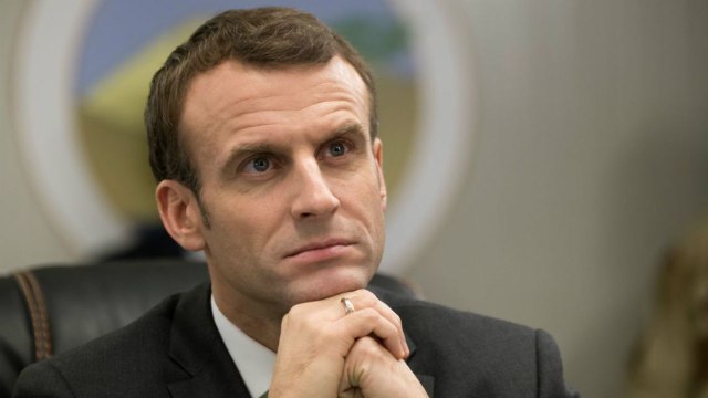 VOICI - Emmanuel Macron épuisé par les Gilets jaunes : ce gros détail qui le prouve