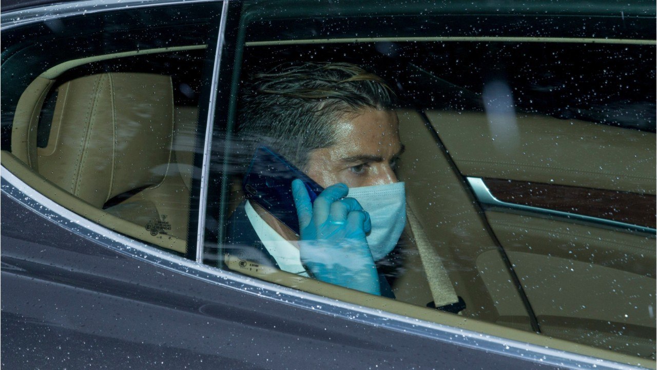 Voici - Un journaliste accusé d'adultère alors qu'une femme à moitié nue passe derrière lui