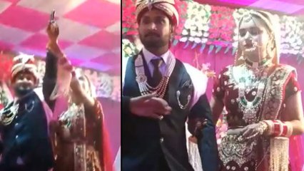 VIDEO: स्टेज पर खड़े होकर दूल्हे ने दागी 4 गोलियां, खुशी से झूम उठी दुल्हन ने लगाया हाथ