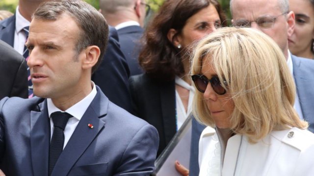 VOICI - Brigitte et Emmanuel Macron : pourquoi ils ne fêtent pas Noël à l’Elysée cette année