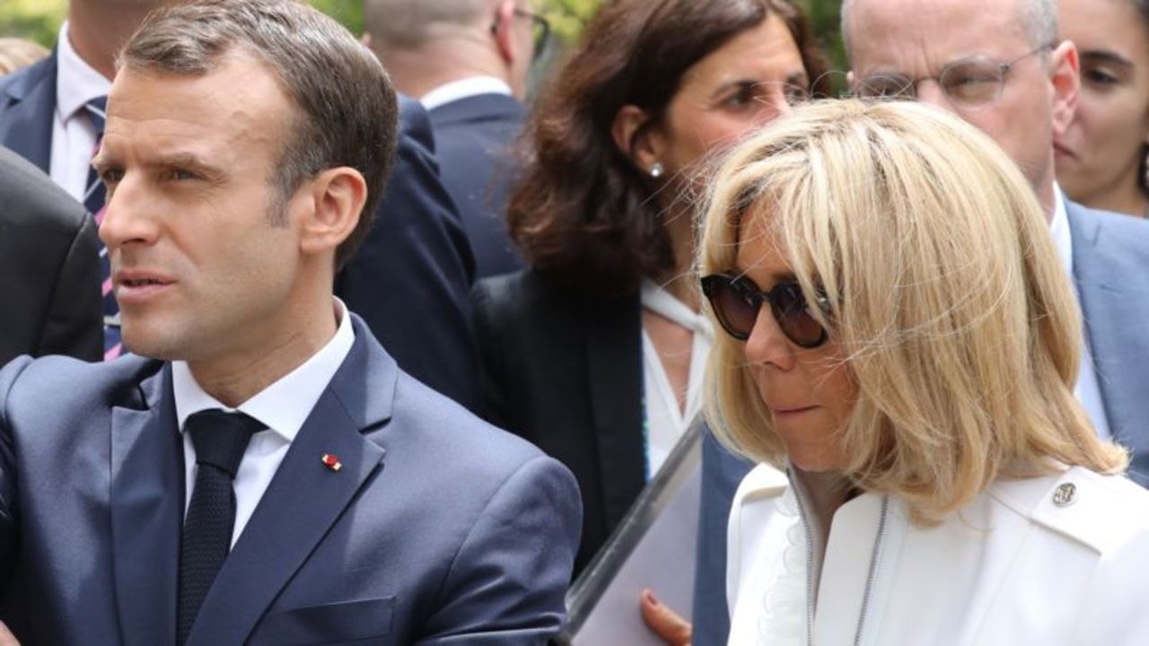 VOICI - Brigitte et Emmanuel Macron : pourquoi ils ne fêtent pas Noël à l’Elysée cette année
