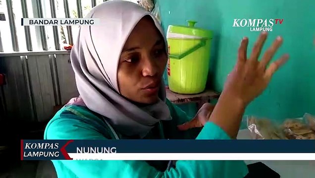 Pengendara Ojek Daring Tergeletak Usai Menabrak Mobil