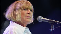 Voici - Coronavirus : la chanteuse britannique Marianne Faithfull hospitalisée à l'âge de 73 ans