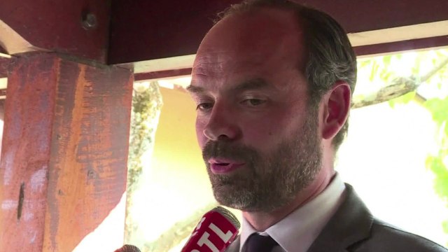 Voici - Edouard Philippe tousse dans sa main, les internautes le rappellent à l'ordre