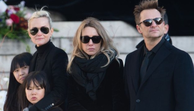 VOICI Laeticia Hallyday : cette trahison que Laura et David n'ont pas supporté aux obsèques de Johnny à Saint-Barthélemy