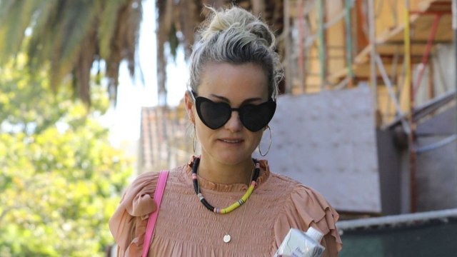 VOICI Laeticia Hallyday : pourquoi la veuve de Johnny était très jalouse de sa belle-mère