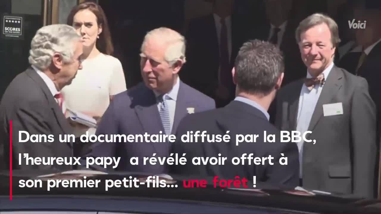 VOICI Prince George : le surprenant cadeau que lui a offert son grand-père, le prince Charles