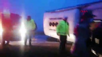 Yolcu otobüsü devrildi: 2 kişi öldü, 24 kişi yaralandı