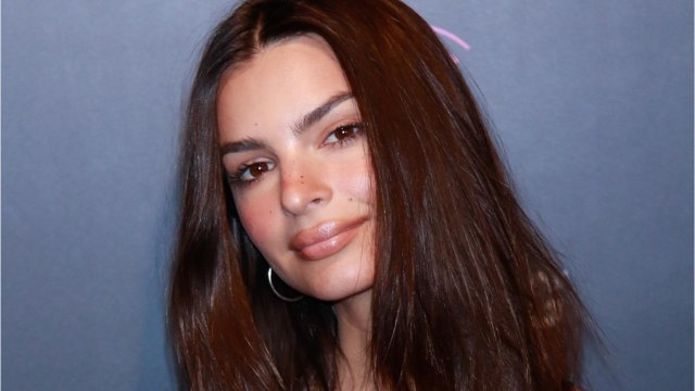 VOICI Emily Ratajkowski topless dans son lit, découvrez son astuce pour ne pas tout dévoiler