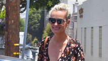 VOICI Laeticia Hallyday apparaît radieuse à Los Angeles avant son retour en France