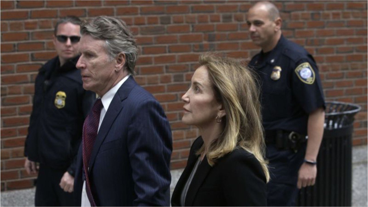 VOICI - Felicity Huffman (Desperate Housewives) : bientôt en prison après le scandale des pots-de-vin ?