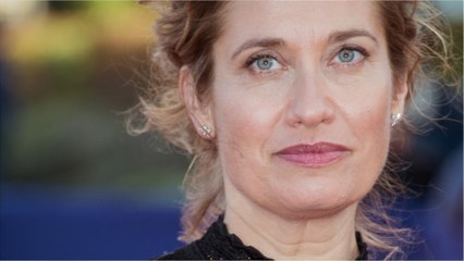 VOICI - Emmanuelle Devos balance sur la mauvaise ambiance entre acteurs de cinéma pendant les tournages