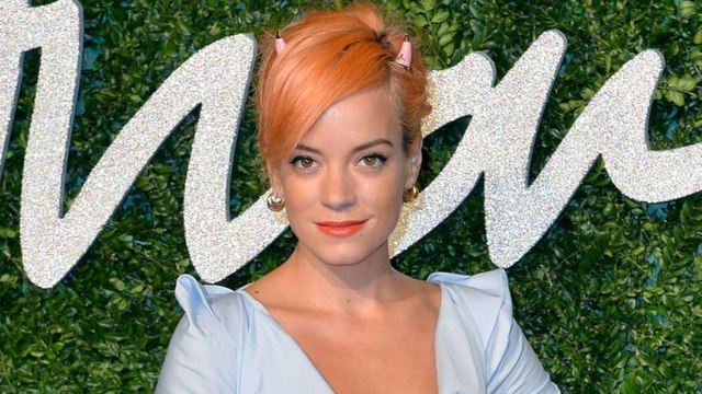 VOICI - Lily Allen : le jour où elle a surpris un célèbre chanteur au lit, en pleine action