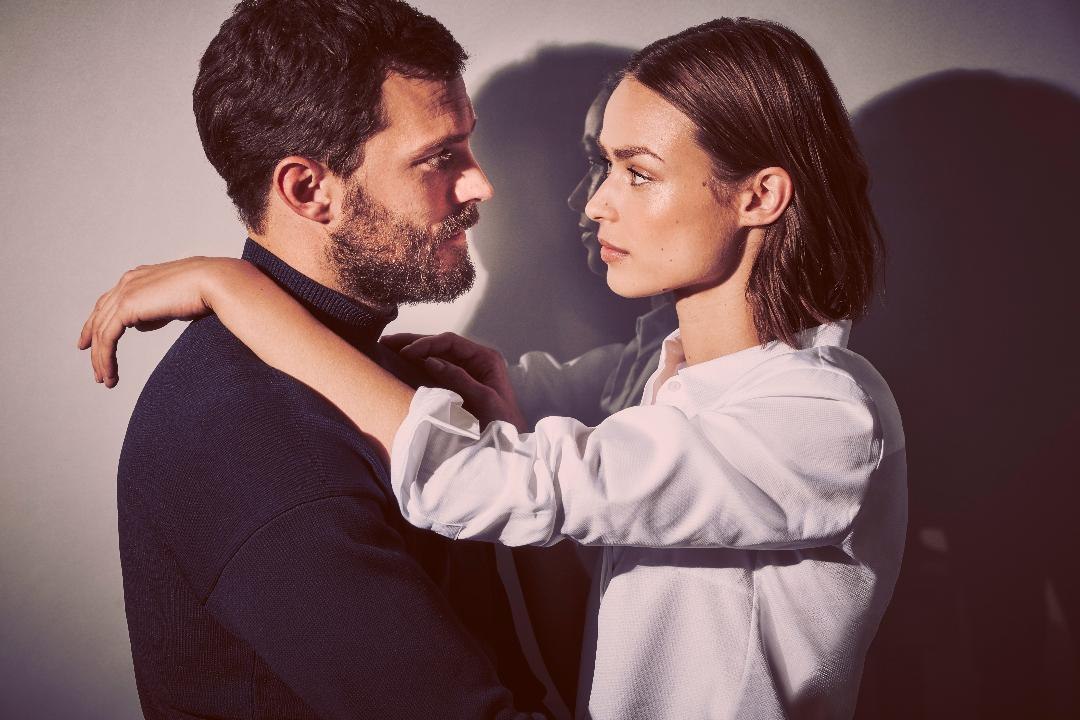 VOICI - Birgit Kos et Jamie Dornan : les nouvelles égéries du parfum Boss The Scent