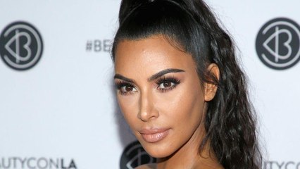 VOICI Kim Kardashian sexy en petit bikini, elle fait la « timide »