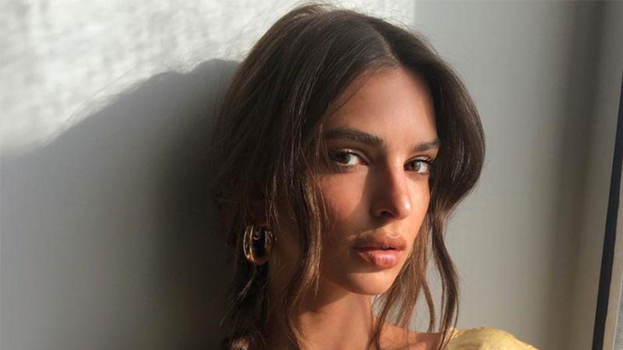 VOICI - Emily Ratajkowski en string dans son salon, elle affole les internautes