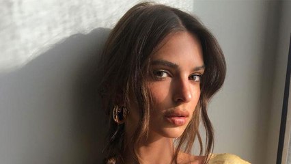 VOICI - Emily Ratajkowski en string dans son salon, elle affole les internautes