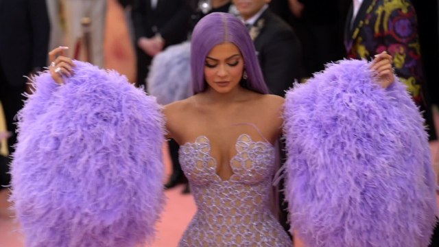 VOICI Kylie Jenner : une série de clichés sexy fait mourir de rire les internautes