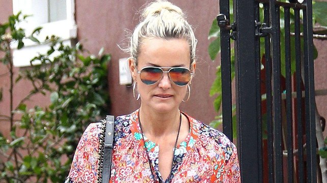 VOICI - Laeticia Hallyday : tout sourire aux côtés de ses deux filles et Maxim Nucci