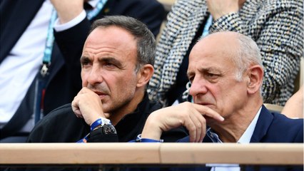 Voici - Nikos Aliagas en Grèce : en tenue traditionnelle, il danse le sirtaki pour rendre hommage à son père