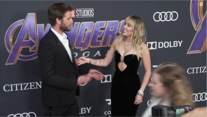 Download Video: Voici - Miley Cyrus et Liam Hemsworth : des proches révèlent les causes de leur séparation