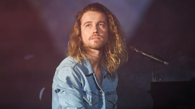 VOICI Mort de Rose Laurens : pourquoi Julien Doré a repris son tube Africa