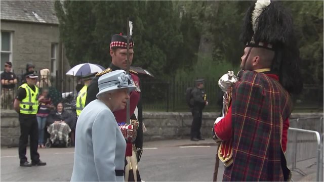 Voici - Elizabeth II inquiète : cette décision pour renforcer sa sécurité à Buckingham Palace