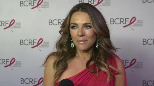 Voici - PHOTO Elizabeth Hurley seins nus dans une piscine : le cliché qui donne chaud !