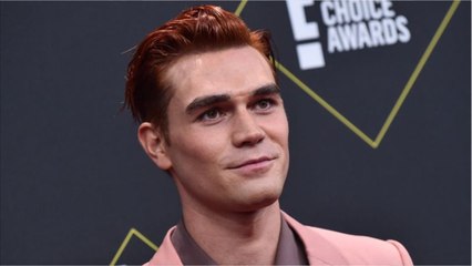 VOICI Riverdale : qui est Clara Berry, la petite amie française de KJ Apa ?