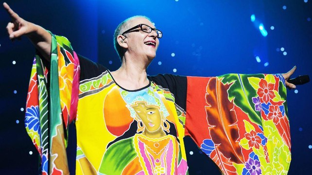 VOICI - Desi­re­less révèle combien lui rapporte son tube Voyage, Voyage