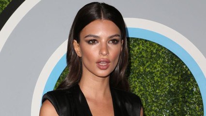 VOICI Emily Ratajkowski présente sa nouvelle ligne de maillots de bain en posant… topless