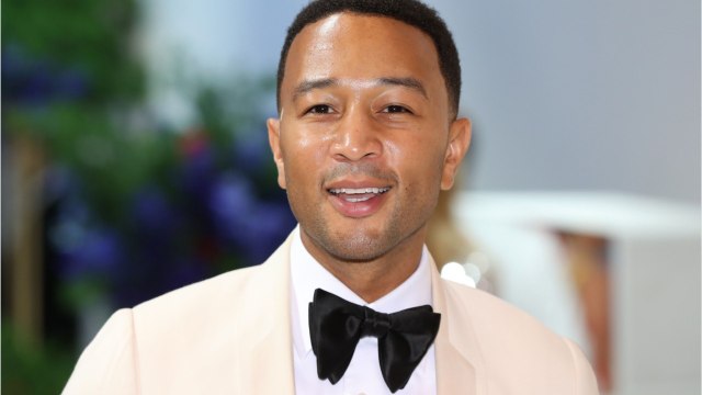 VOICI John Legend dézingue Donald Trump et l'appelle à démissionner de son poste de président des Etats-Unis