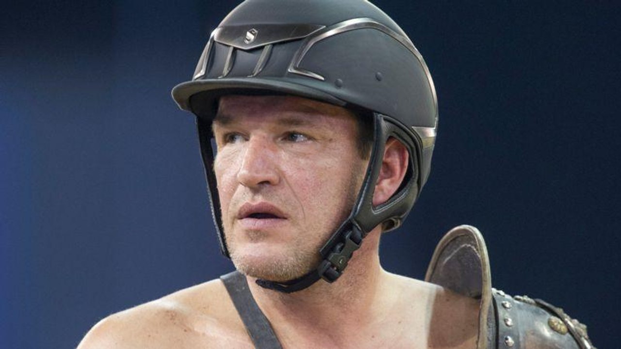 VOICI - Benjamin Castaldi : pour un hommage à Johnny Hallyday, il casse tout chez lui