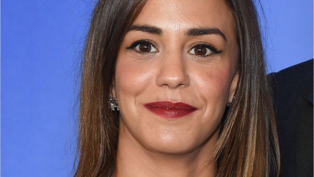 VOICI - Alice Belaïdi agacée par des internautes, elle donne une leçon de grammaire sous les cocotiers