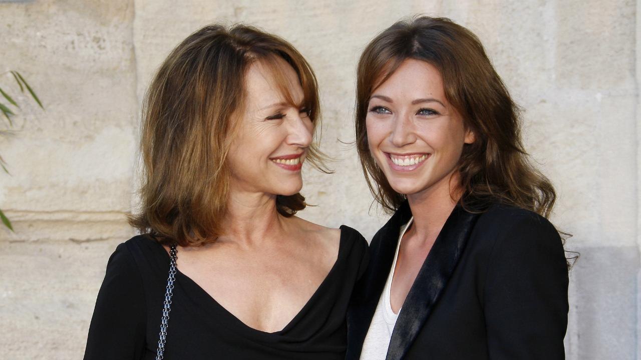 VOICI - Laura Smet apporte son soutien à sa maman Nathalie Baye