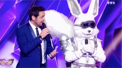 VOICI - Mask Singer : cet homme proche de Laeticia Hallyday qui participe à l’émission