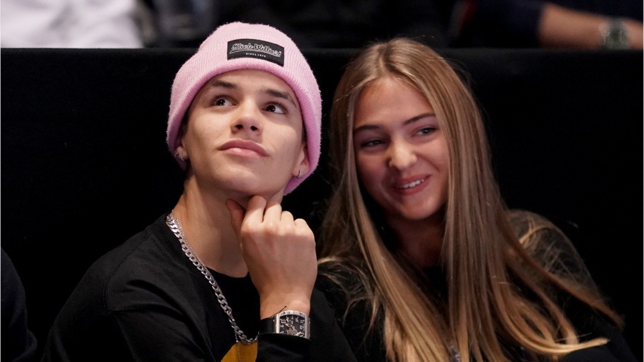 VOICI Romeo Beckham pose pour un selfie amoureux avec sa chérie, Mia Reagan