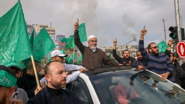 الاحتلال يطلق سراح الشيخ رائد صلاح