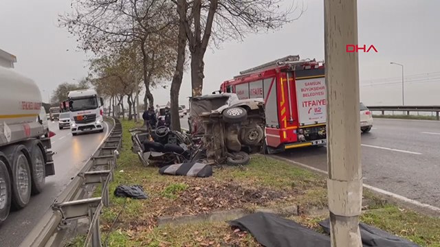 Refüjde ağaca çarpan otomobil hurdaya döndü