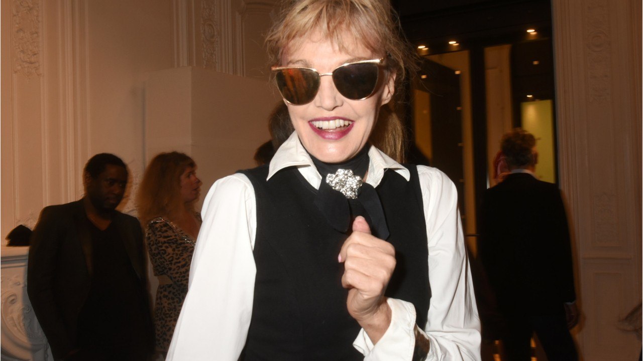 VOICI-Arielle Dombasle : son hommage délirant à Halloween et la Toussaint