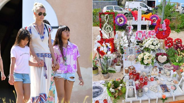 VOICI - Laeti­cia Hally­day a laissé un objet symbo­lique sur la tombe de Johnny avant...