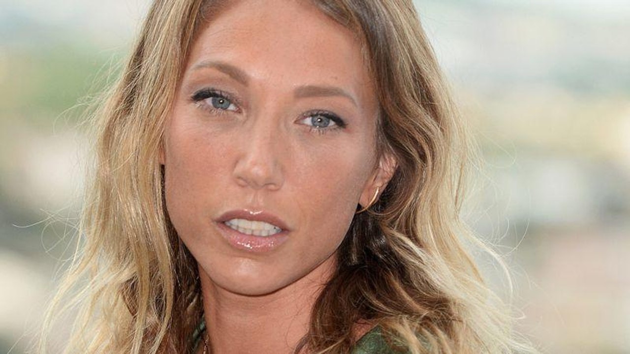 VOICI - Deux mois après le décès de Johnny Hally­day, Laura Smet sort du silence