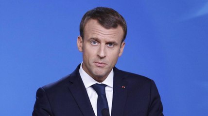 Emmanuel Macron improvise une visite dans deux quartiers chauds de Cayenne