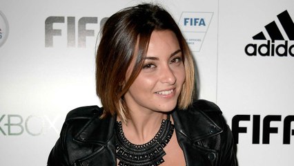 VOICI Coiffure, art et effeuillage : la drôle de vie de Priscilla Betti