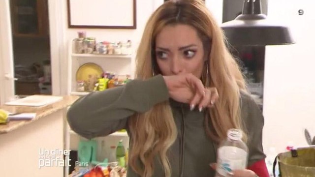 VOICI Emilie Nef Naf goûte un oeuf de cent ans... Et vomit !