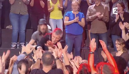 Quand Nagui se prend pour Shy'm… Regardez sa chute dans Taratata