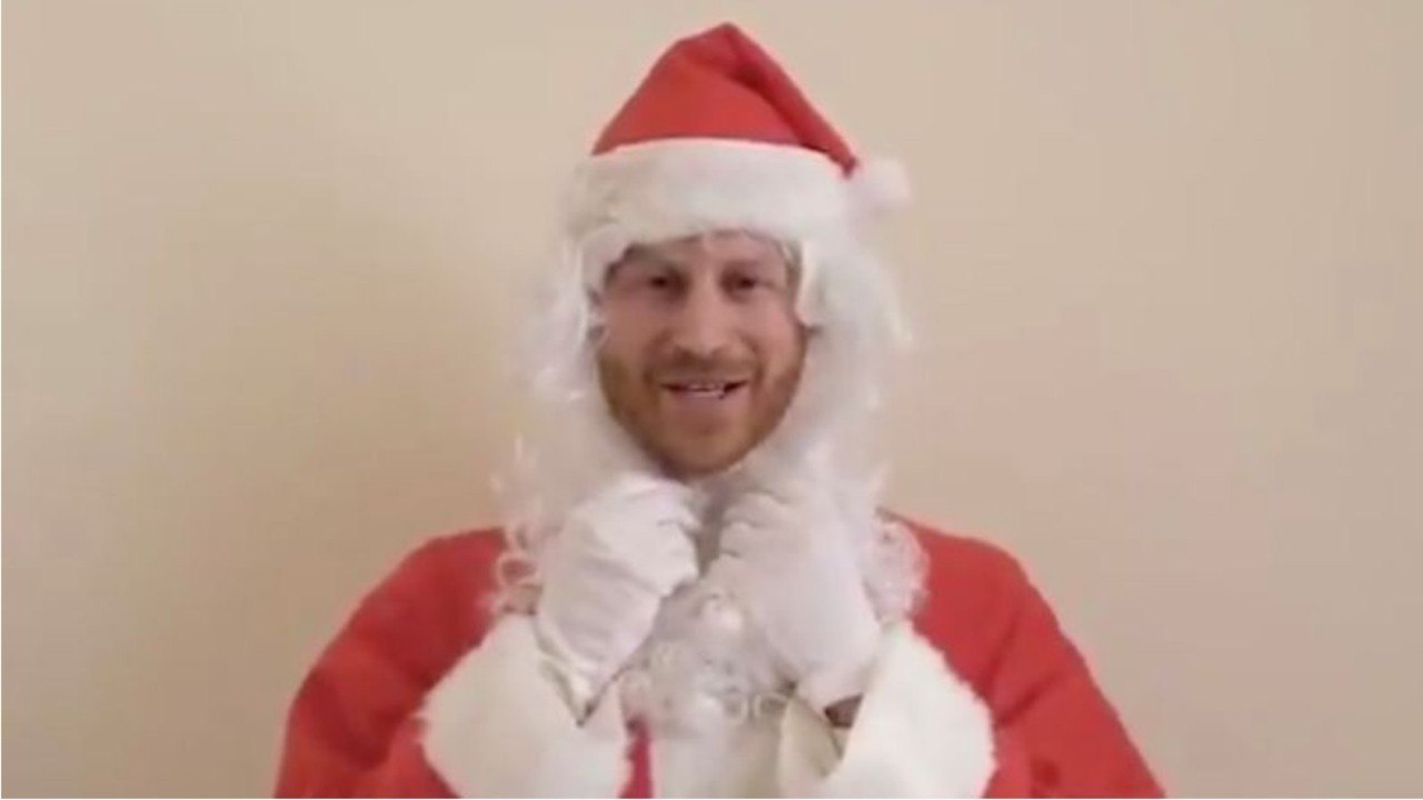 VOICI - Prince Harry déguisé en Père Noël, il adresse un émouvant message aux enfants