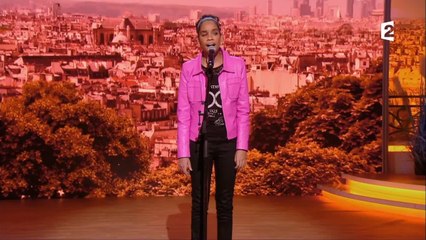 Amanda en larmes en écoutant la jeune chanteuse Jane Constance