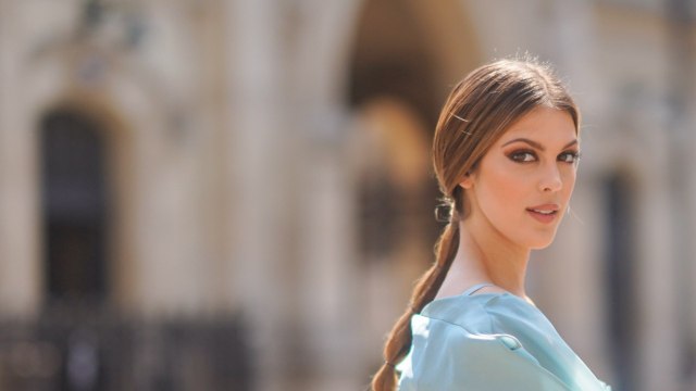 VOICI - Iris Mittenaere sexy en bikini, les autres Miss jalousent son corps de rêve